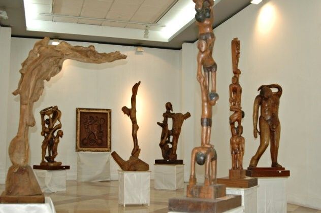 Paco Varón muestra sus esculturas de madera en la Casa Colón