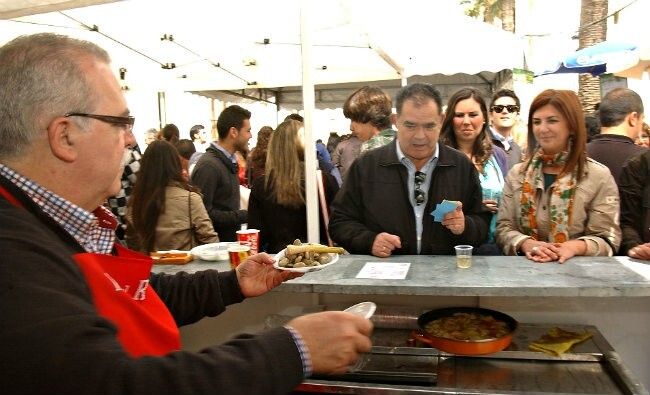 Miles de personas se dan cita en La Palma durante la tradicional Muestra de Habas con Poleo