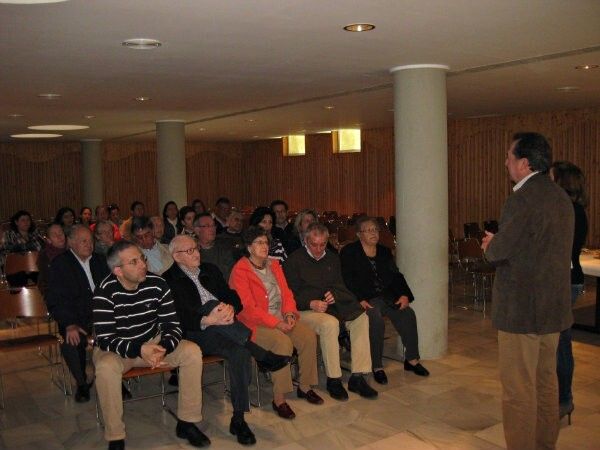 El alcalde de Punta Umbría mantiene un encuentro con los premiados del 26 de abril