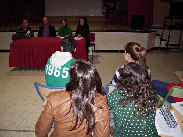 El Ayuntamiento de Almonte imparte en el IES Doñana el taller de oratoria 'El Puzzle'