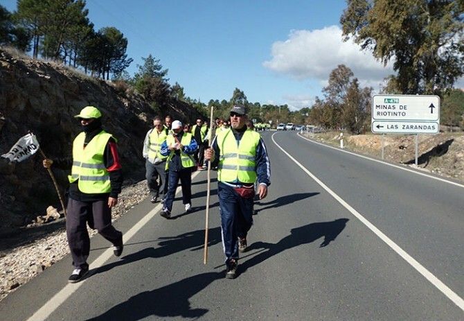 Miles de pasos en busca de una oportunidad para la Cuenca Minera