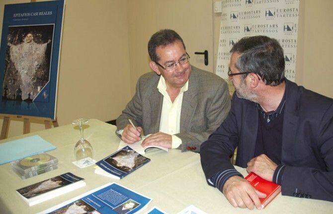Francisco Jiménez hace un guiño a la muerte con 800 epitafios 'casi reales'
