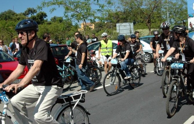 Cientos de personas participan en la primera fiesta de la bici