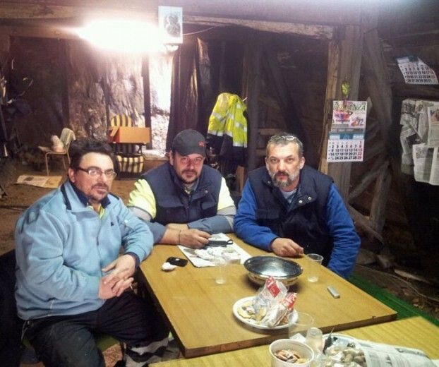 Los tres mineros encerrados levantan la protesta y el colectivo da 'un voto de confianza' al nuevo Parlamento