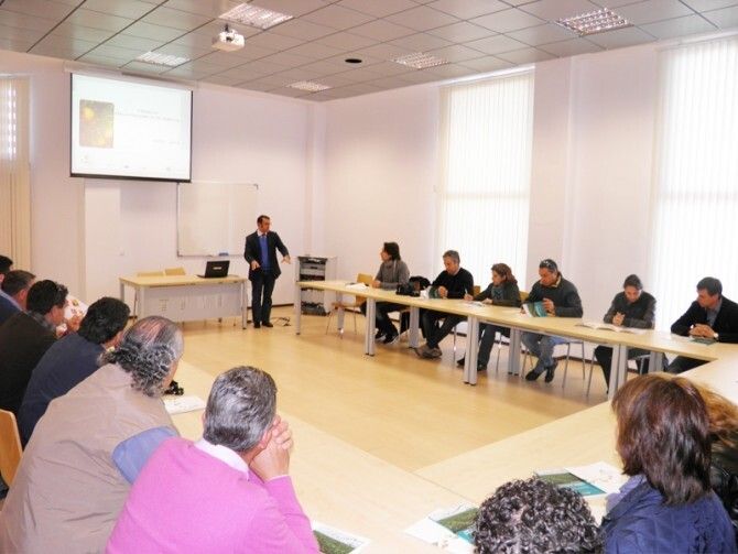 Productores de Sicilia conocen el sector agroindustrial andaluz a través de Adesva