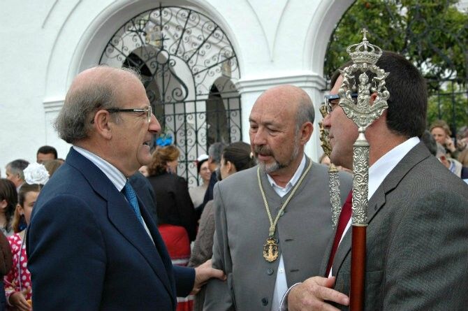 El alcalde despide a la Hermandad Nuestra Señora de la Peña de Huelva en su peregrinar a la Romería