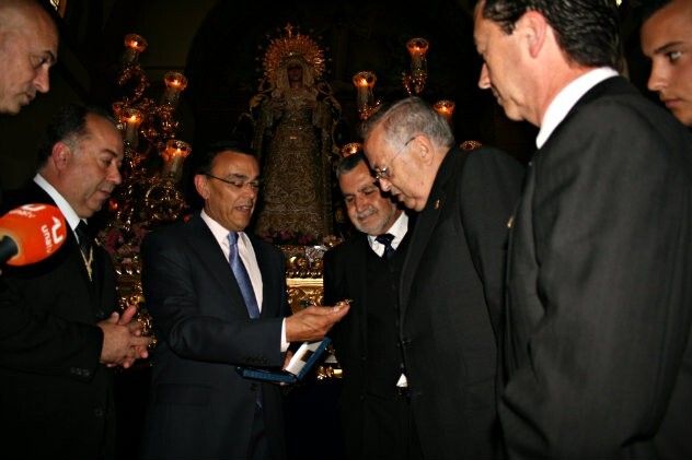 Broche de oro para la Virgen de la Victoria con motivo de su Coronación Canónica