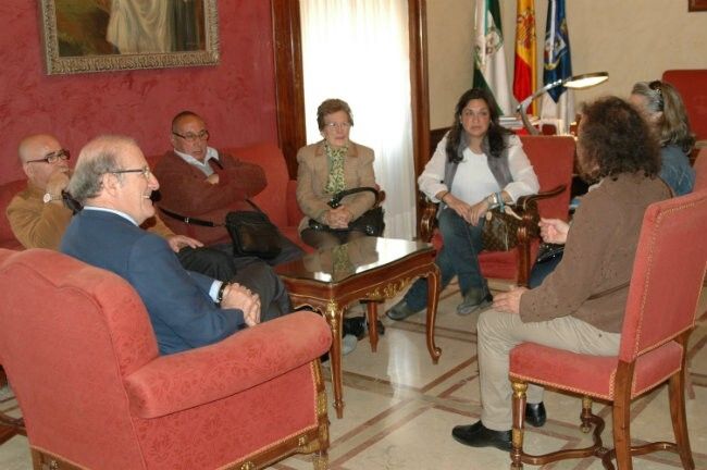 El Ayuntamiento muestra su apoyo a la nueva junta directiva de la Asociación Vecinos Las Palmeras