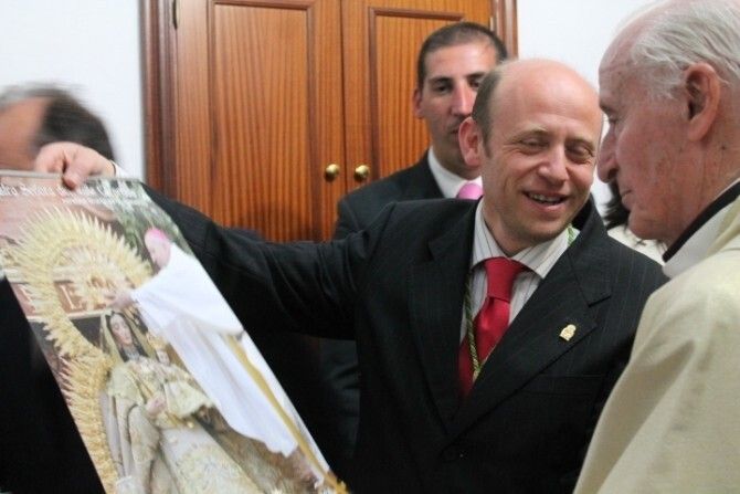 La Hermandad del Valle agradece la donación de su Cruz Pectoral a la Patrona de La Palma