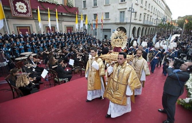 Huelva corona con oro, amor y gloria a la Victoria