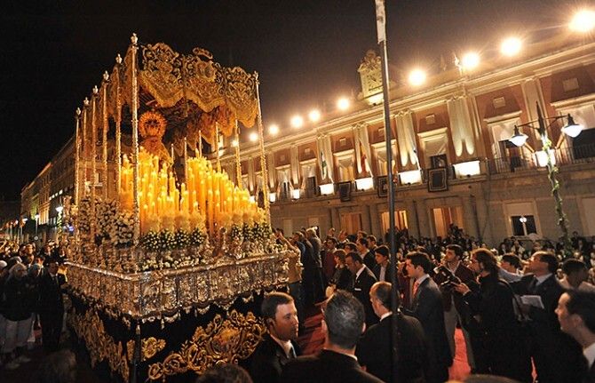 Huelva corona con oro, amor y gloria a la Victoria