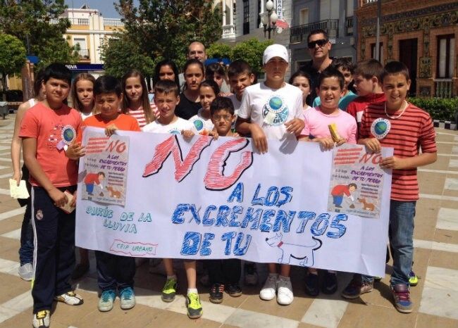 Escolares de Isla organizan una campaña de sensibilización contra los excrementos de perros