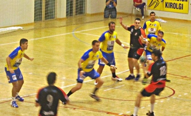 Un cruel final reduce a un partido a muerte la última vía de ascenso (27-28)