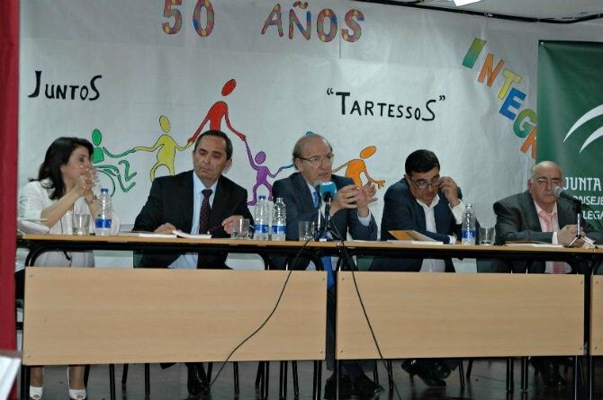 El alcalde destaca la trayectoria educativa del colegio Tartessos