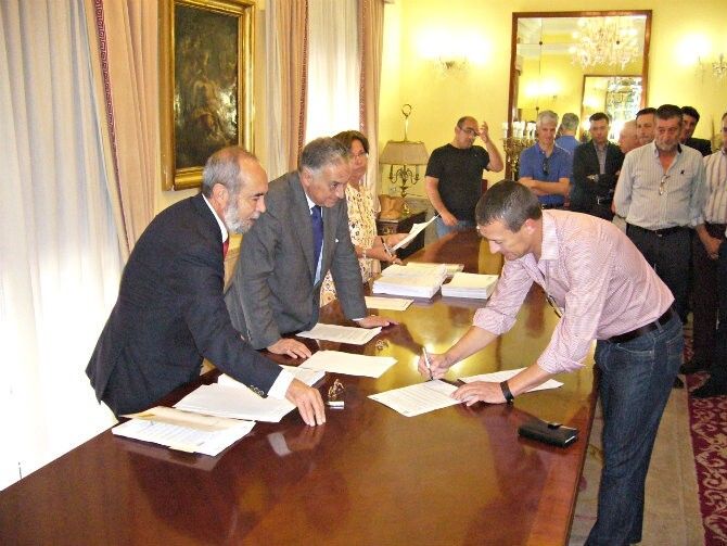 El subdelegado entrega a 35 alcaldes la documentación de los fondos del Profea