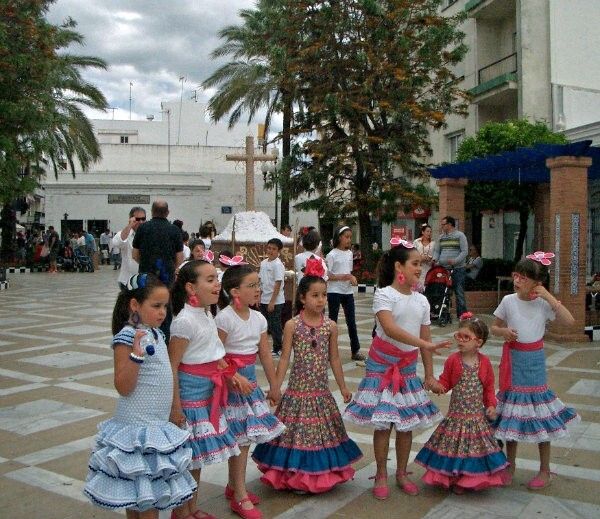 Más de 200 personas disfrutan en Isla Cristina de la concentración de Cruces de Mayo