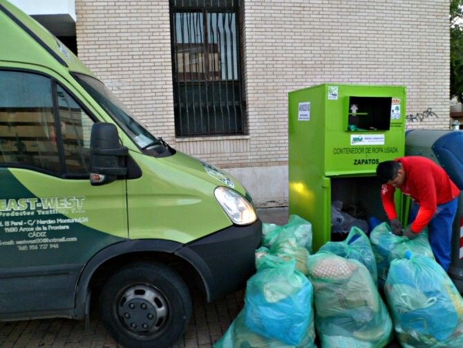 Exitoso comienzo de la campaña de recogida de ropa y zapatos usados en Isla Cristina