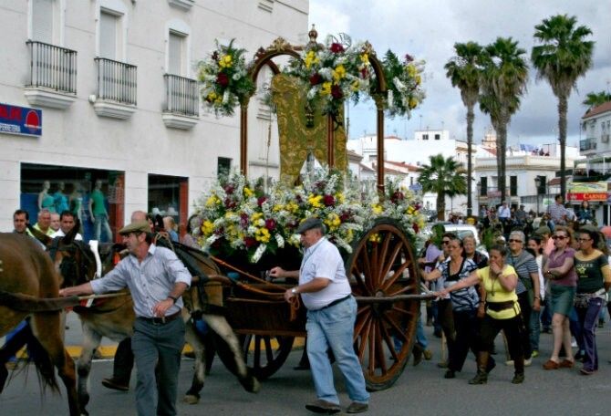 El pregón de Muiño y el traslado de San Isidro dan el pistoletazo de salida a la romería cartayera