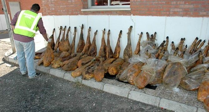 Tres detenidos tras intentar vender jamones robados a un guardia civil