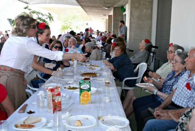 Los mayores de Cartaya celebran su Cruz de Mayo a ritmo de sevillanas y fandangos