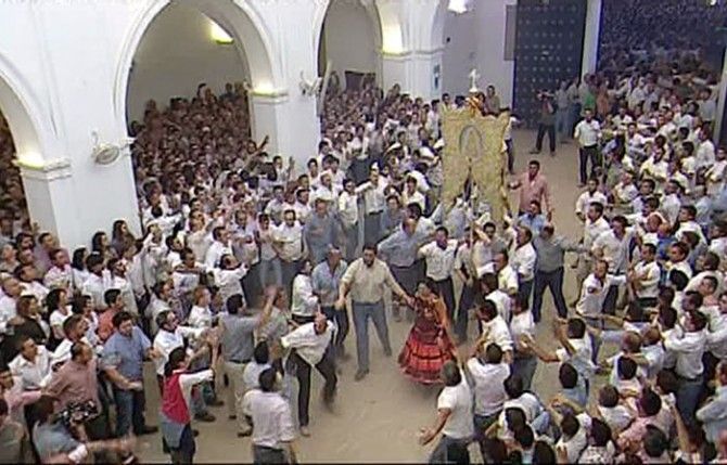 Un templado fervor conduce el caminar de la Virgen del Rocío