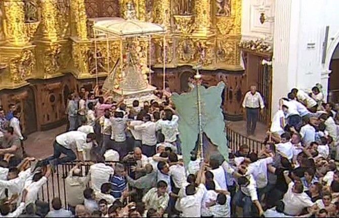 Un templado fervor conduce el caminar de la Virgen del Rocío