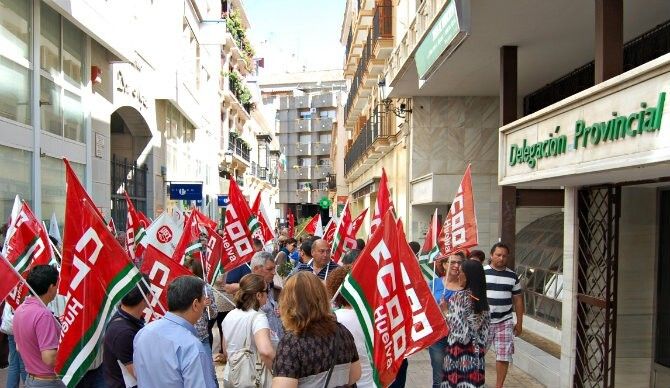 CCOO y UGT se concentran en la Delegación de Igualdad y Bienestar Social contra los recortes de la Junta