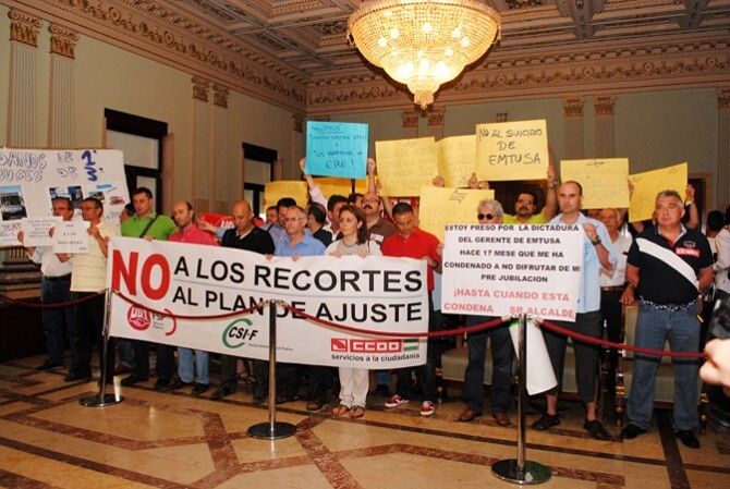 CCOO y UGT protestan en el pleno del ayuntamiento contra los recortes