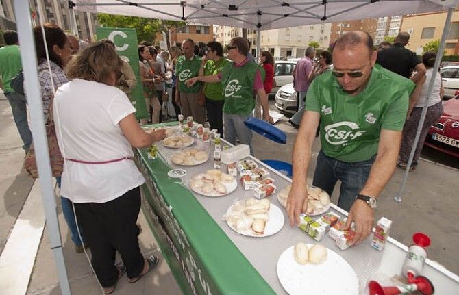 CSI-F escenifica los recortes en Justicia invitando a más de 150 empleados públicos a desayunar