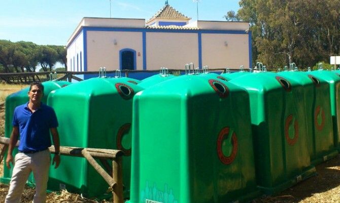 Isla Cristina renueva los contenedores de reciclaje e instalan otros nuevos