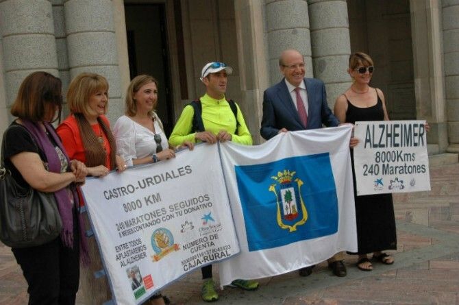 El alcalde de Huelva recibe al atleta cántabro que 'recorre España para aplastar el alzheimer'
