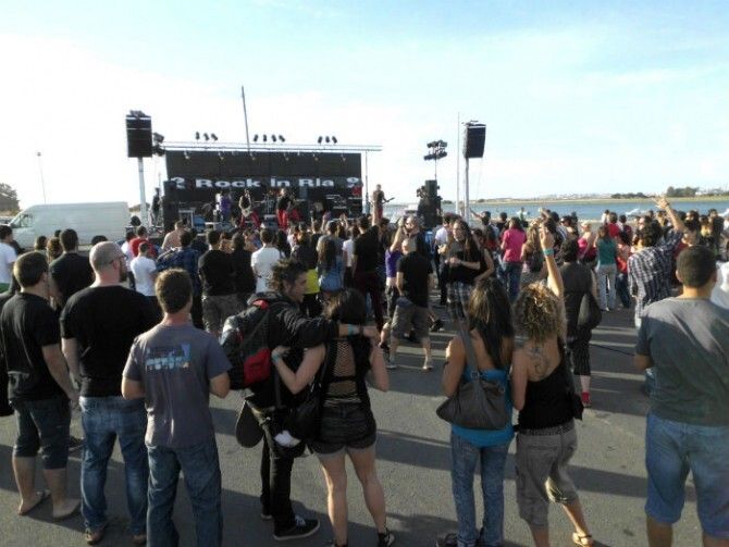'Rock in Ría' congrega en Punta Umbría a cientos de seguidores del rock