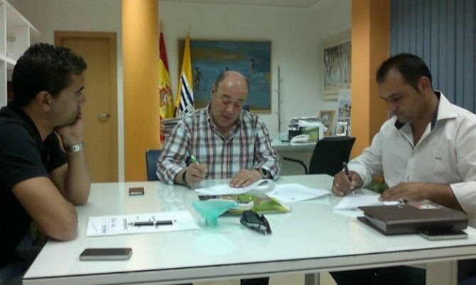 El Ayuntamiento firma un convenio para la recogida de aceites residuales en domicilias
