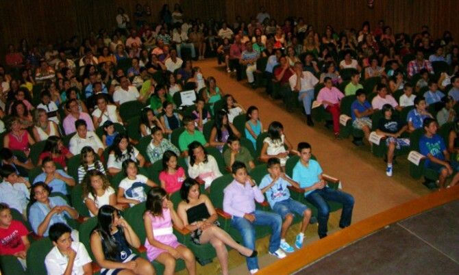 Los alumnos de sexto curso del colegio Pedro Alonso Niño de Moguer celebran su graduación
