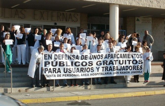 CCOO denuncia que el Ayuntamiento dejará sin aparcamientos públicos el hospital Juan Ramón Jiménez