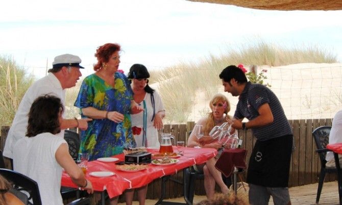 Los Morancos graban con Manuel Carrasco un programa de televisión en Isla Cristina
