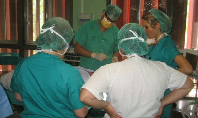 El Hospital Infanta Elena enseña a médicos  y enfermeras de atención primaria técnicas de cirugía menor