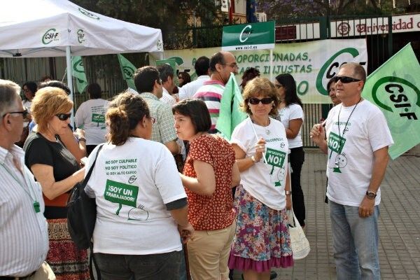 CSI-F denuncia que un docente de Secundaria dejará de percibir 2.620 euros anuales y uno de Primaria 1.859