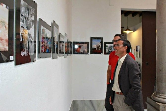 Últimos días de la Exposición Fotográfica sobre la Romería de la Cruz en Ayamonte
