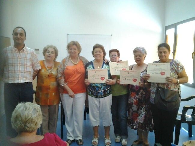 Los participantes del programa 'Por un millón de pasos' reciben sus diplomas