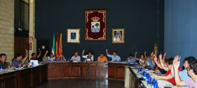El pleno del Ayuntamiento de Isla Cristina aprueba unas modificaciones para no recurrir a despidos
