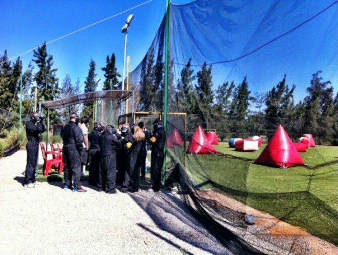 Una treintena de jóvenes participan en Ayamonte en las actividades de paintball y tiro con arco