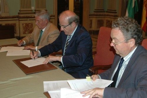 Firmadas las escrituras de cesión al Decano de la Ciudad Deportiva
