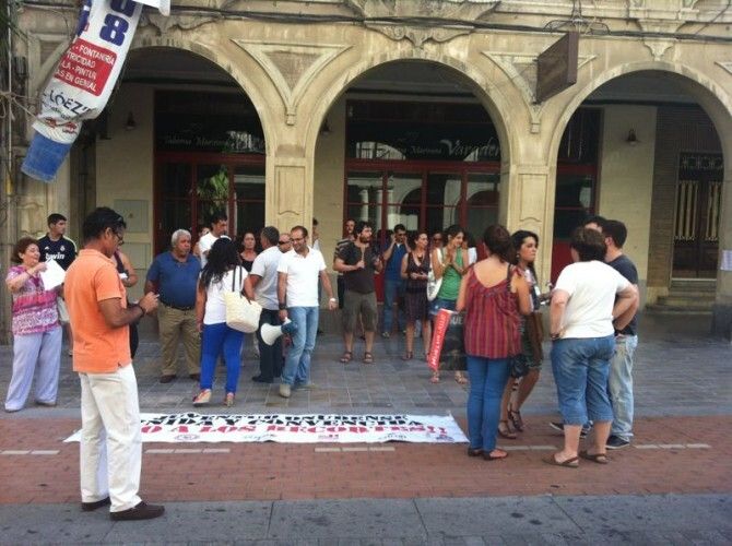 Decenas de personas protestan contra los recortes del Gobierno