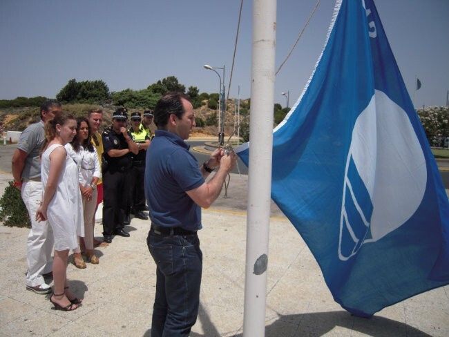 Matalascañas iza su bandera azul
