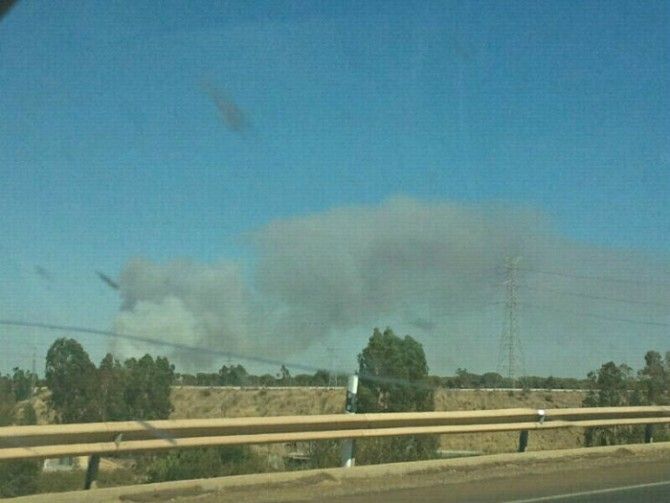 Efectivos del Infoca tratan de extinguir un incendio declarado en el entorno de una finca de Moguer