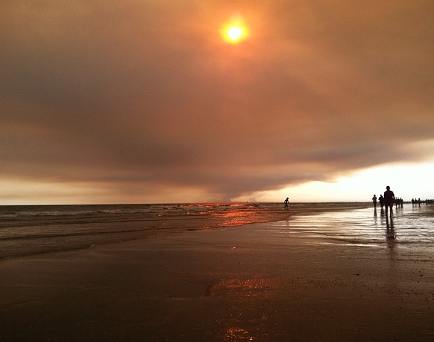 Media provincia, bajo el humo de un incendio que asola Tavira