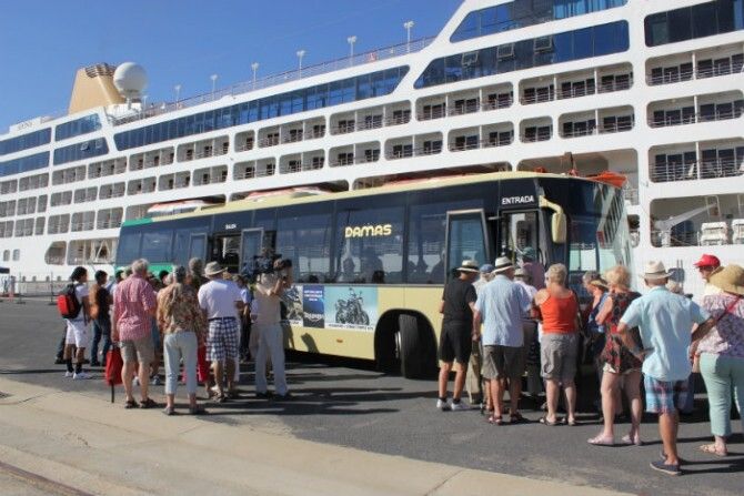 Los pasajeros del crucero Adonia hacen escala en el Puerto de Huelva