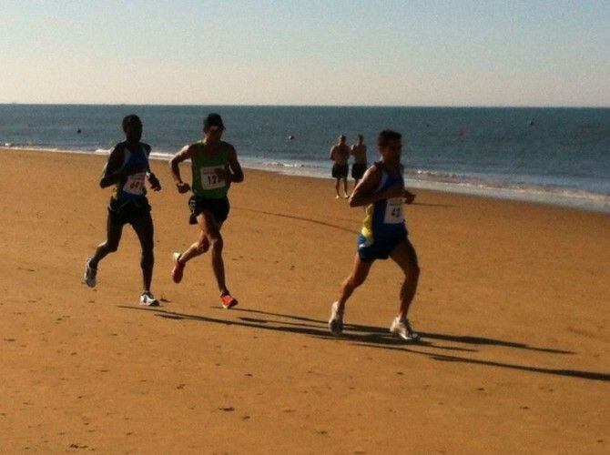 Jorge Varela y Dolores Ramírez, corredores completos sobre la playa de Punta Umbría