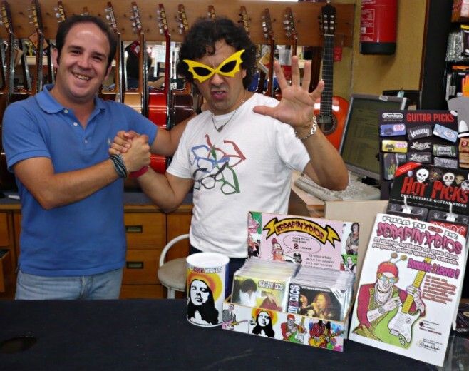 La mitad de la recaudación de los discos de SerafinxDios se destinará a parados sin prestación